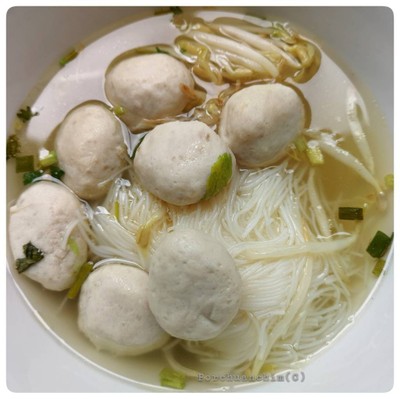 เส้นหมี่น้ำลูกชิ้นหมูพิเศษ