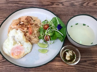 ข้าวผัดซอสครีมมันกุ้ง ไข่ดาว