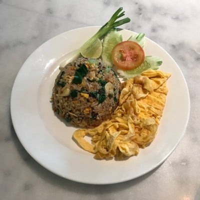 เป็นข้าวผัดปลาเค็มกับไข่เจียวซอย คลุกก่อนกินเข้ากันมาก