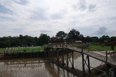 บรรยากาศ วัดพระธาตุสันดอน สะพานบุญ