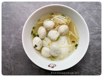 เส้นหมี่น้ำลูกชิ้นหมูพิเศษ