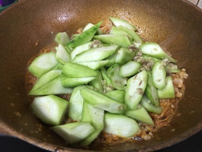 วิธีทำ บวบผัดมันกุ้งไก่บด