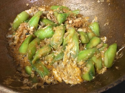 วิธีทำ บวบผัดมันกุ้งไก่บด