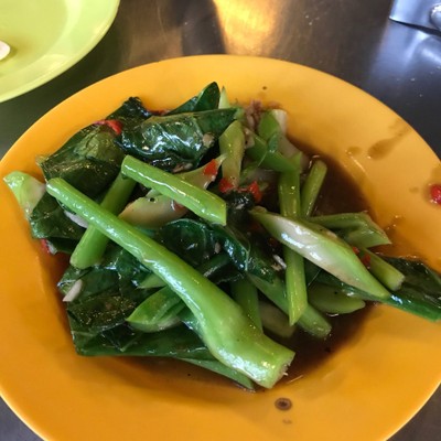 คะน้าหมูกรอบ