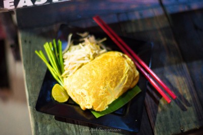 ไข่ห่อผัดไทยกุ้งสด