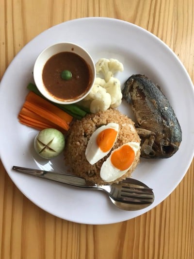 ข้าวผัดน้ำพริกลงเรือ