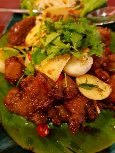 คอหมูทอดพริกเกลือ