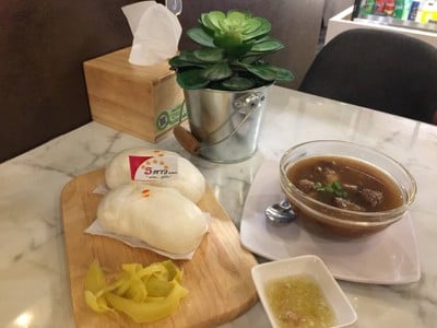 ขาหมู หมั่นโถว