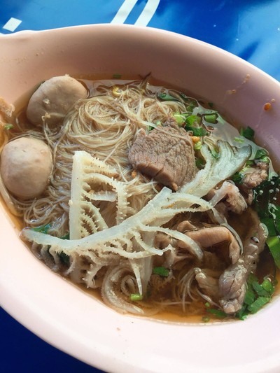 เส้นหมี่เนื้อสด ลูกชิ้น ผ้าขีริ้ว