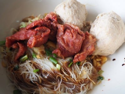 ก๋วยเตี๋ยวลูกทุ่งดาบแดง
