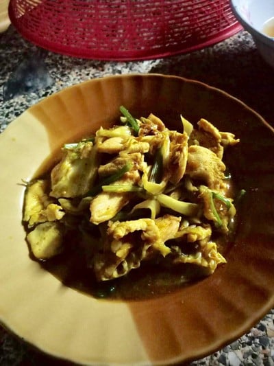 อกไก่ผัดผงกะหรี่