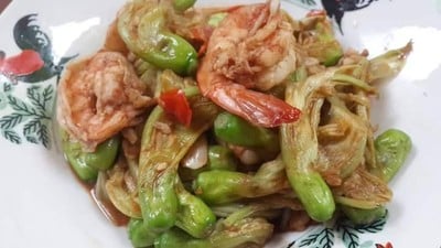ผัดดอกแคกะปิกุ้งสด