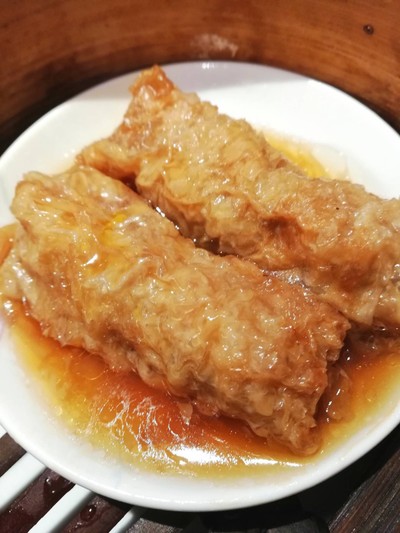 ฟองเต้าหู้ม้วนไส้หมูนึ่งน้ำแดง