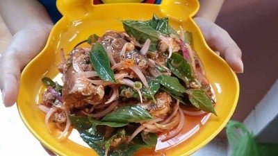ยำปลากระป๋องใบโหระพา