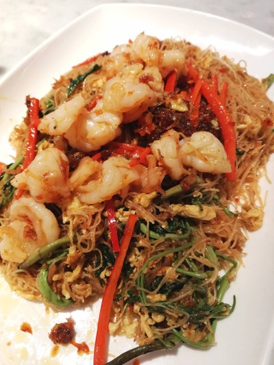 หมี่กระเฉดผัดซอส X.O.