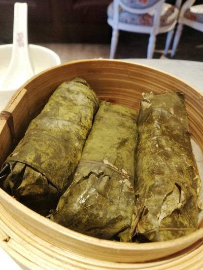 ข้าวเหนียวห่อไก่ใบบัว