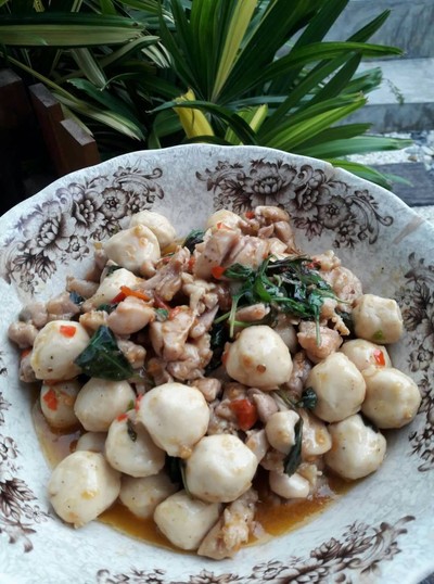 วิธีทำ ผัดกระเพราไก่ใส่ลูกชิ้นหมู วิธีทำ ผัดกระเพราไก่ใส่ลูกชิ้นหมู