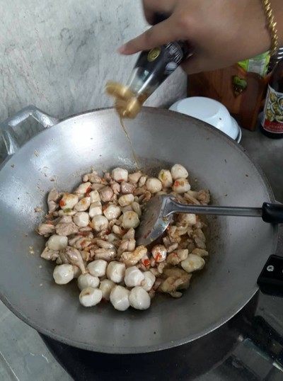 วิธีทำ ผัดกระเพราไก่ใส่ลูกชิ้นหมู วิธีทำ ผัดกระเพราไก่ใส่ลูกชิ้นหมู
