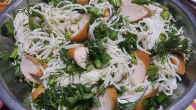 ยำขนมจีนไส้กรอกไก่หนังกรอบ