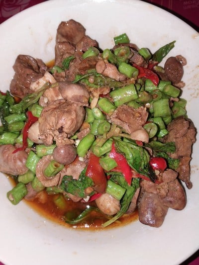 ผัดเครื่องในไก่ใส่ถั่วฝักยาว