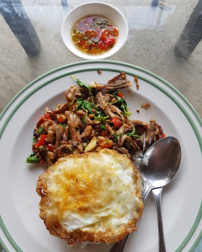 ข้าวกระเพราเป็ด ไข่ดาว