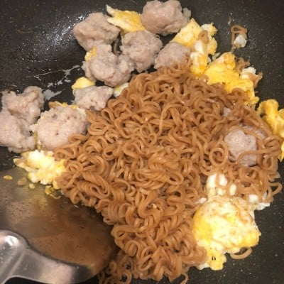 วิธีทำ ผัดมาม่าหมูเด้ง 