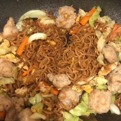 วิธีทำ ผัดมาม่าหมูเด้ง 