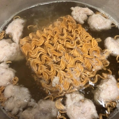 วิธีทำ ผัดมาม่าหมูเด้ง 