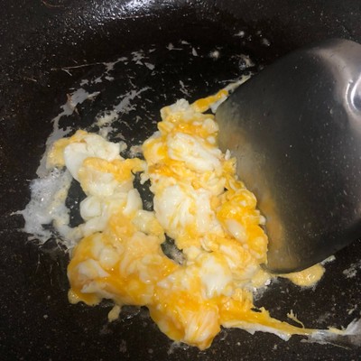 วิธีทำ ผัดมาม่าหมูเด้ง 