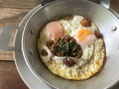 ไข่กะทะเครื่องน้อยแต่อร่อย