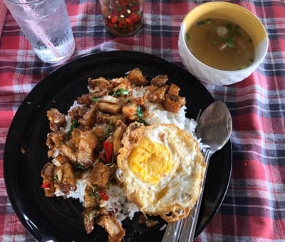 กระเพราหมูกรอบไข่ดาวสุกๆ