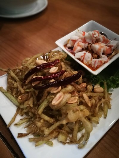 ยำผักบุ้งกรอบ