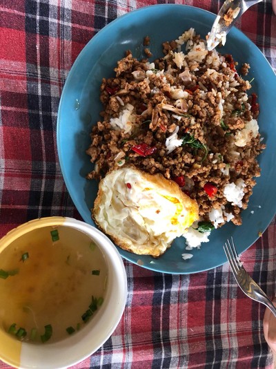 กระเพราหมูสับไข่ดาวสุกๆ