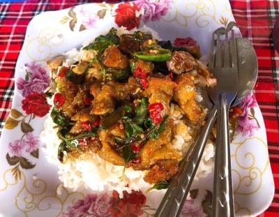 กระเพราหมูกรอบ