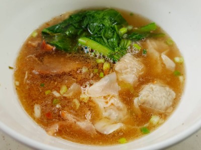 เกี๊ยวน้ำหมูแดง