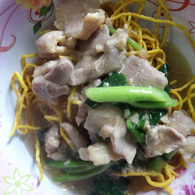 ราดหน้าหมี่เหลืองกรอบหมูนุ่ม