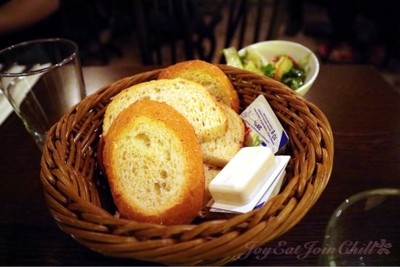 ขนมปังทานระหว่างรออาหาร