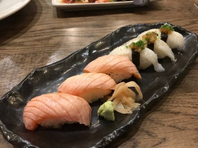 ซูชิหน้าแซลมอนย่าง& ครีบปลาตาเดียว