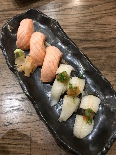 ซูชิหน้าแซลมอนย่าง& ครีบปลาตาเดียว