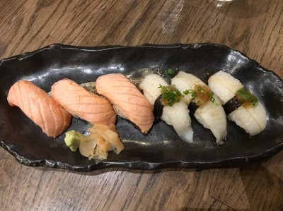 ซูชิหน้าแซลมอนย่าง& ครีบปลาตาเดียว