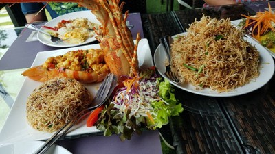 กุ้งมังกร หมี่กรอบโบราณ