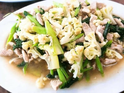 ผัดดอกกะหล่ำหมู