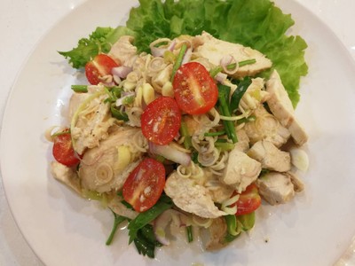 ยำไก่อบสมุนไพร​