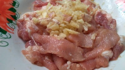 วิธีทำ หมูทอดกระเทียมเจียวหอม วิธีทำ หมูทอดกระเทียมเจียวหอม