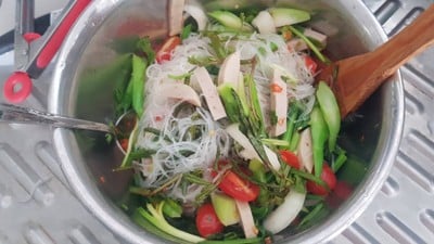 วิธีทำ ยำคะน้าหมูยอ 