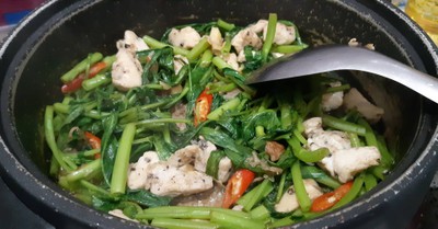 ผัดผักบุ้งอกไก่พริกไทยดำ