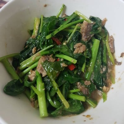 ผัดคะน้าปลากระป๋องในซอสพริกไทยดำ ผัดคะน้าปลากระป๋องในซอสพริกไทยดำ