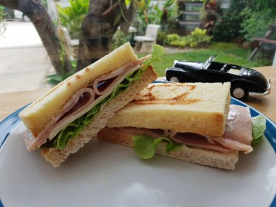 แซนวิชแฮมไก่ชีส หรือ ทูน่าชีส