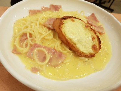 สปาเก็ตตี้แฮมชีสครีมซอส