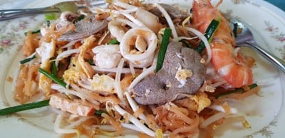 ผัดไทยรวมมิตรทะเล
